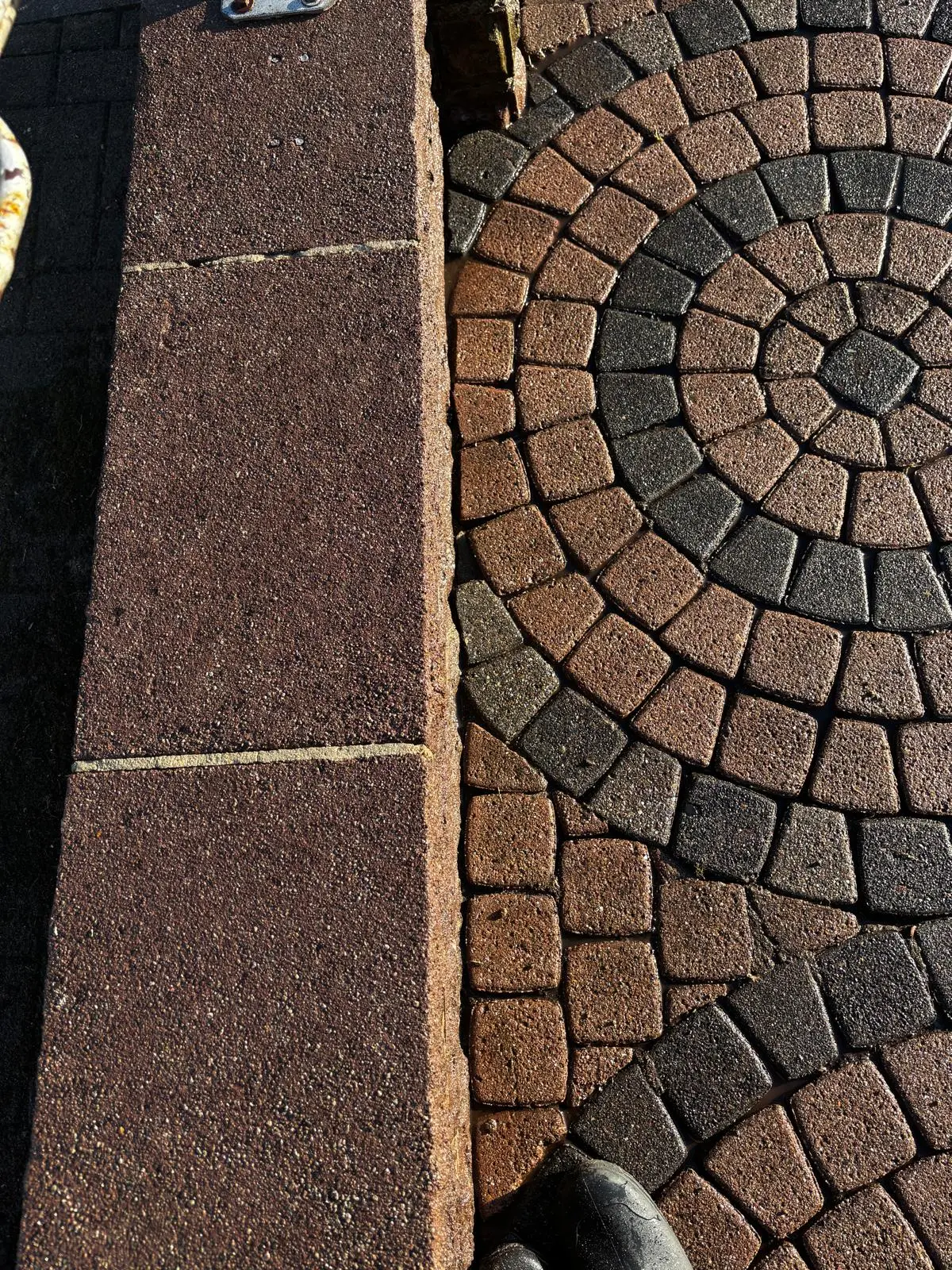 Steinmauer nach der Reinigung, sauber und gepflegt