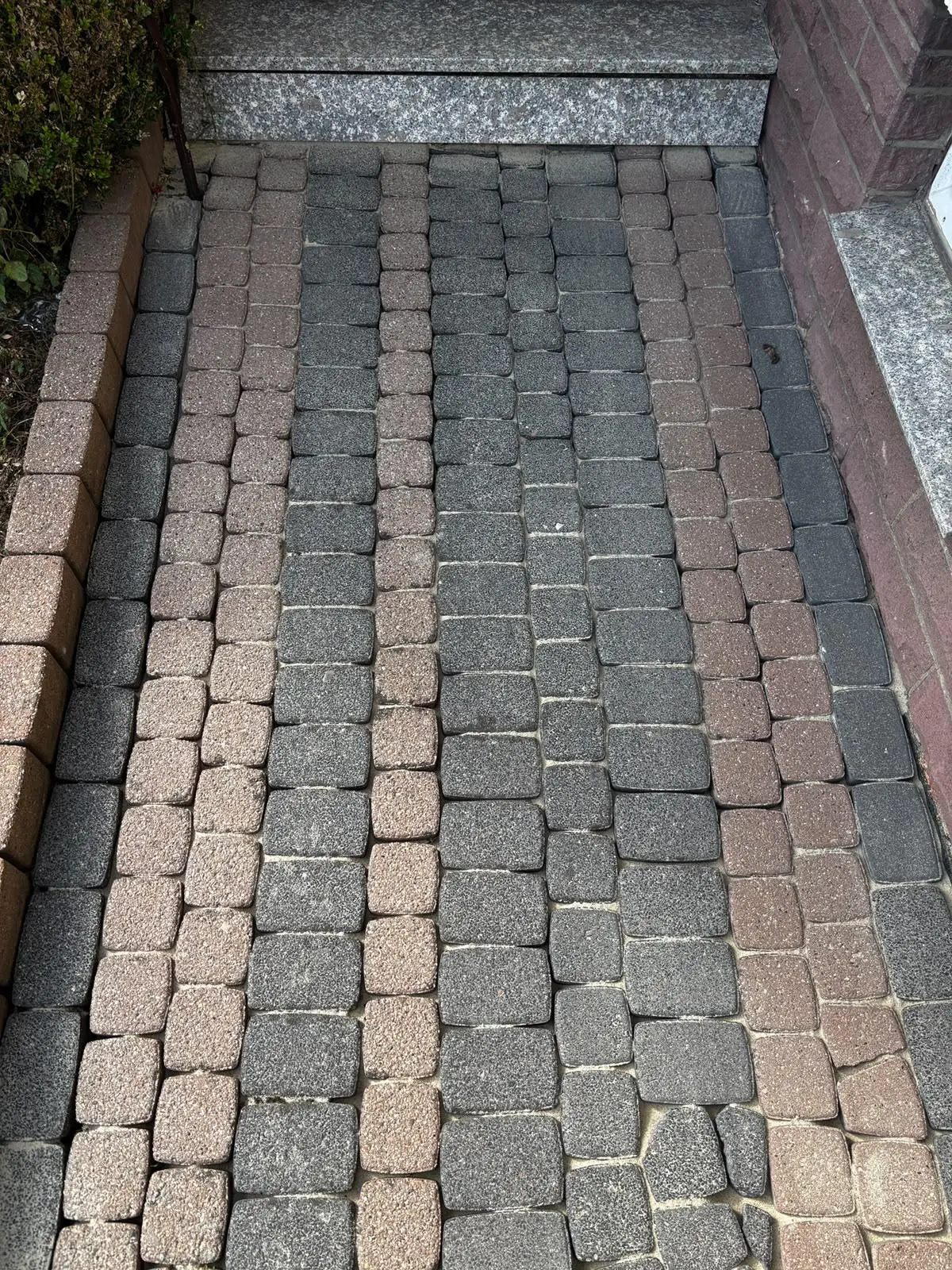 Nach dem Verfugen & Versiegeln: Pflasterfläche bei einer Hochdruckreinigung